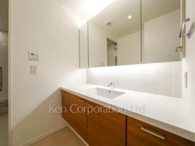 Powder Room ※Photo of the same layout on 41 floor. Decoration and fixture may differ.