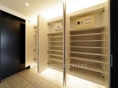 Shoes Closet ※Photo of the same layout on 46 floor. Decoration and fixture may differ.