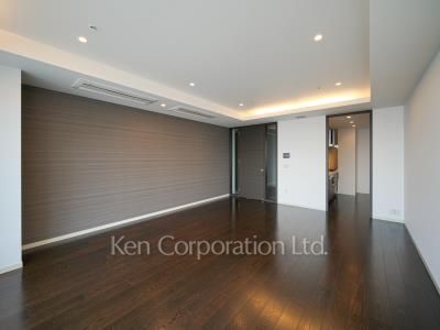 Living-Dining ※Photo of the same layout on 46 floor. Decoration and fixture may differ.