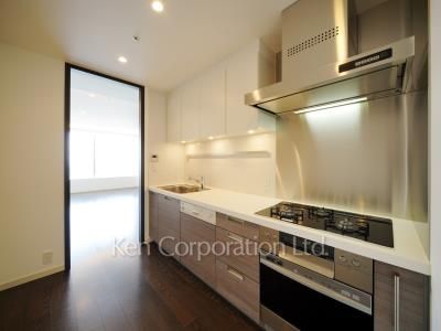 Kitchen ※Photo of the same layout on 46 floor. Decoration and fixture may differ.