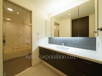 Powder Room ※Photo of the same layout on 46 floor. Decoration and fixture may differ.