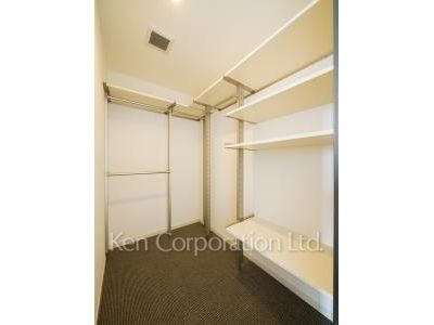 Walk-In Closet ※Photo of the same layout on 40 floor. Decoration and fixture may differ.