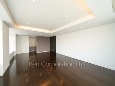 Living-Dining ※Photo of the same layout on 40 floor. Decoration and fixture may differ.