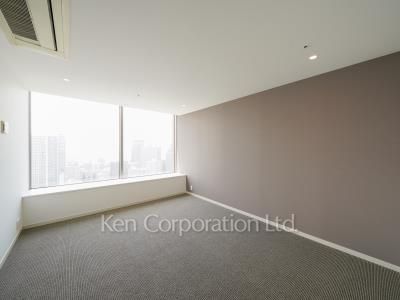 Master Bedroom ※Photo of the same layout on 40 floor. Decoration and fixture may differ.