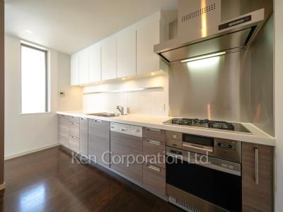 Kitchen ※Photo of the same layout on 40 floor. Decoration and fixture may differ.