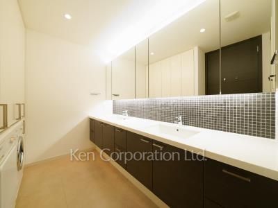 Powder Room ※Photo of the same layout on 40 floor. Decoration and fixture may differ.