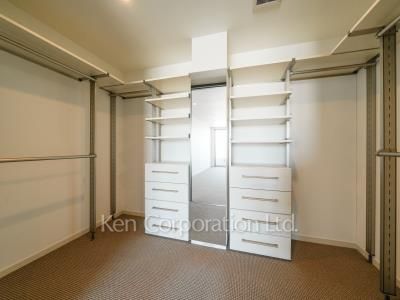 Walk-In Closet ※Photo of the same layout on 47 floor. Decoration and fixture may differ.