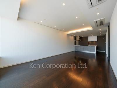 Living-Dining ※Photo of the same layout on 47 floor. Decoration and fixture may differ.