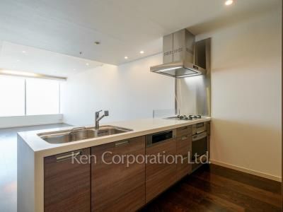 Kitchen ※Photo of the same layout on 47 floor. Decoration and fixture may differ.