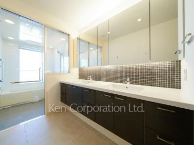 Powder Room ※Photo of the same layout on 47 floor. Decoration and fixture may differ.