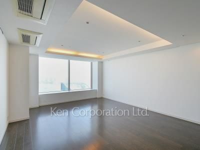 Living-Dining ※Photo of the same layout on 42 floor. Decoration and fixture may differ.