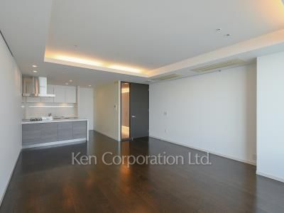 Living-Dining ※Photo of the same layout on 42 floor. Decoration and fixture may differ.