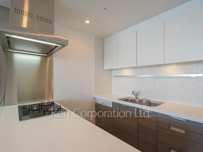 Kitchen ※Photo of the same layout on 42 floor. Decoration and fixture may differ.