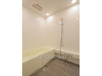 Bath ※Photo of the same layout on 42 floor. Decoration and fixture may differ.