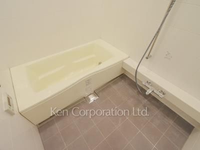 Bath ※Photo of the same layout on 42 floor. Decoration and fixture may differ.