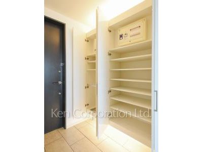 Shoes Closet ※Photo of the same layout on 42 floor. Decoration and fixture may differ.
