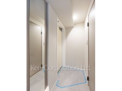 Entrance ※Photo of the same layout on 8 floor. Decoration and fixture may differ.