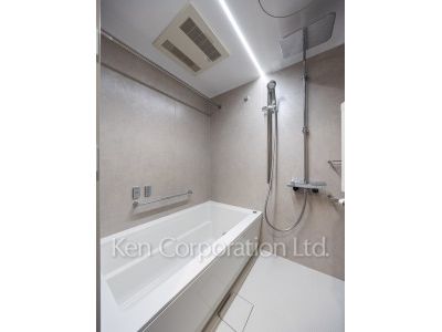 Bath ※Photo of the same layout on 8 floor. Decoration and fixture may differ.