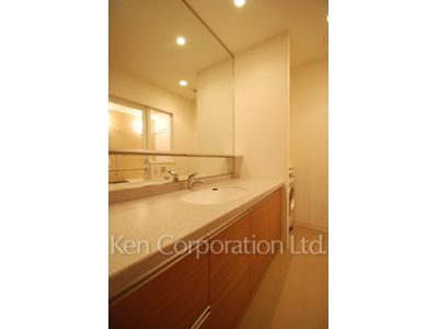 Powder Room ※Photo of the same layout on 12 floor. Decoration and fixture may differ.