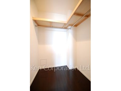 Walk-In Closet ※Photo of the same layout on 12 floor. Decoration and fixture may differ.