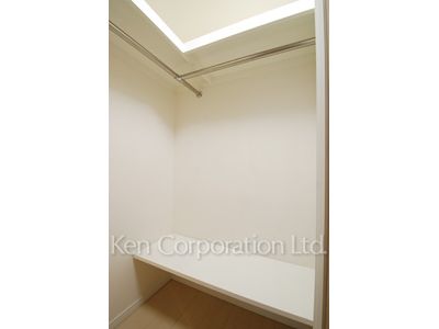 Walk-In Closet ※Photo of the same layout on 9 floor. Decoration and fixture may differ.