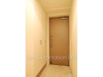 Entrance ※Photo of the same layout on 9 floor. Decoration and fixture may differ.