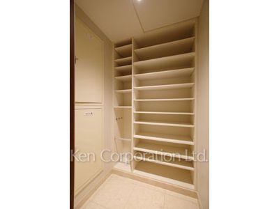 Shoes-In Closet ※Photo of the same layout on 4 floor. Decoration and fixture may differ.