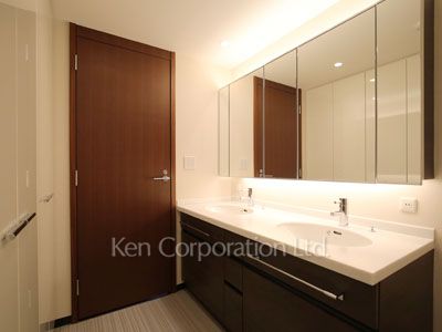 Powder Room ※Photo of the same layout on 4 floor. Decoration and fixture may differ.
