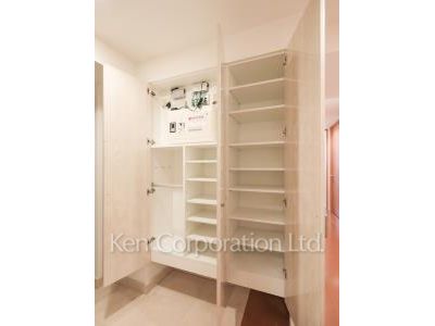 Shoes Closet ※Photo of the same layout on 3 floor. Decoration and fixture may differ.
