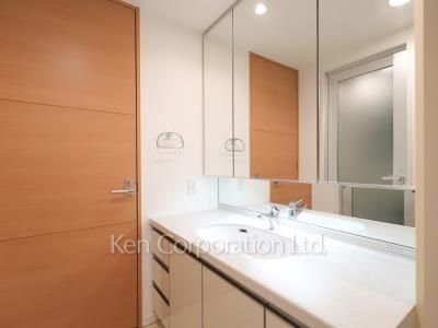 Powder Room ※Photo of the same layout on 3 floor. Decoration and fixture may differ.