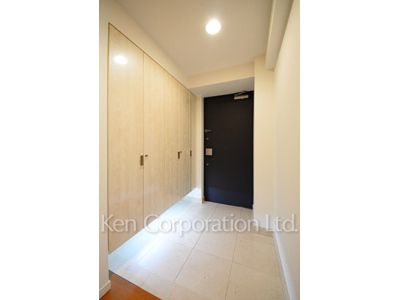 Entrance ※Photo of the same layout on 8 floor. Decoration and fixture may differ.