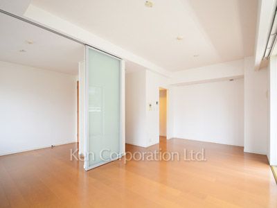Living-Dining ※Photo of the same layout on 8 floor. Decoration and fixture may differ.