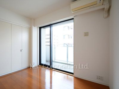 Master Bedroom ※Photo of the same layout on 8 floor. Decoration and fixture may differ.