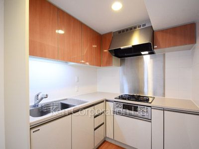 Kitchen ※Photo of the same layout on 8 floor. Decoration and fixture may differ.