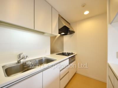 Kitchen ※Photo of the same layout on 8 floor. Decoration and fixture may differ.