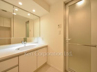 Powder Room ※Photo of the same layout on 8 floor. Decoration and fixture may differ.