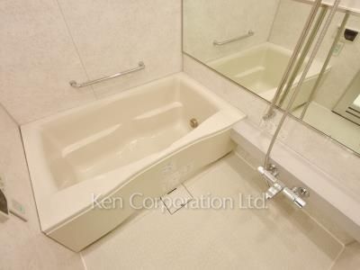 Bath ※Photo of the same layout on 8 floor. Decoration and fixture may differ.