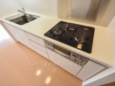 Kitchen ※Photo of the same layout on 11 floor. Decoration and fixture may differ.