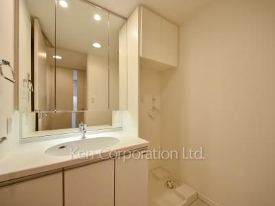 Powder Room ※Photo of the same layout on 11 floor. Decoration and fixture may differ.