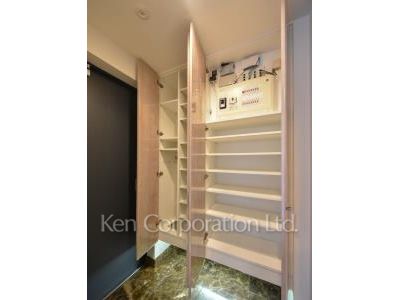 Shoes Closet ※Photo of the same layout on 20 floor. Decoration and fixture may differ.