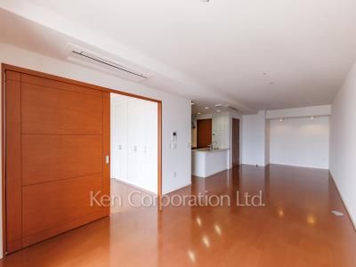 Living-Dining ※Photo of the same layout on 27 floor. Decoration and fixture may differ.