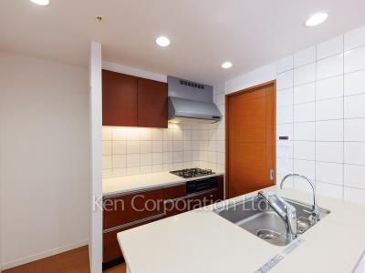 Kitchen ※Photo of the same layout on 27 floor. Decoration and fixture may differ.