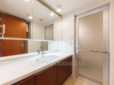 Powder Room ※Photo of the same layout on 27 floor. Decoration and fixture may differ.