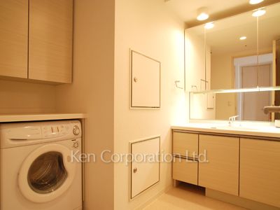 Powder Room ※Photo of the same layout on 11 floor. Decoration and fixture may differ.