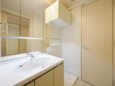Powder Room ※Photo of the same layout on 12 floor. Decoration and fixture may differ.