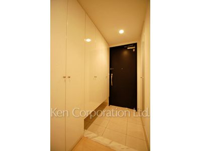 Entrance ※Photo of the same layout on 9 floor. Decoration and fixture may differ.