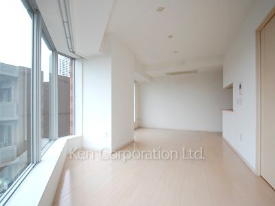 Living-Dining ※Photo of the same layout on 9 floor. Decoration and fixture may differ.