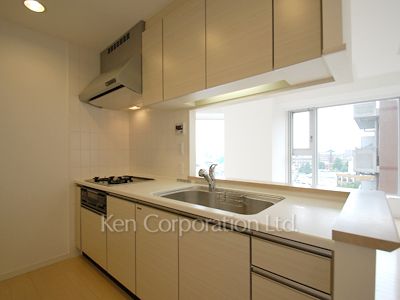Kitchen ※Photo of the same layout on 9 floor. Decoration and fixture may differ.