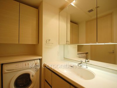 Powder Room ※Photo of the same layout on 9 floor. Decoration and fixture may differ.