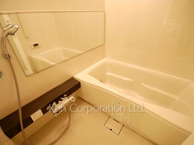 Bath ※Photo of the same layout on 9 floor. Decoration and fixture may differ.